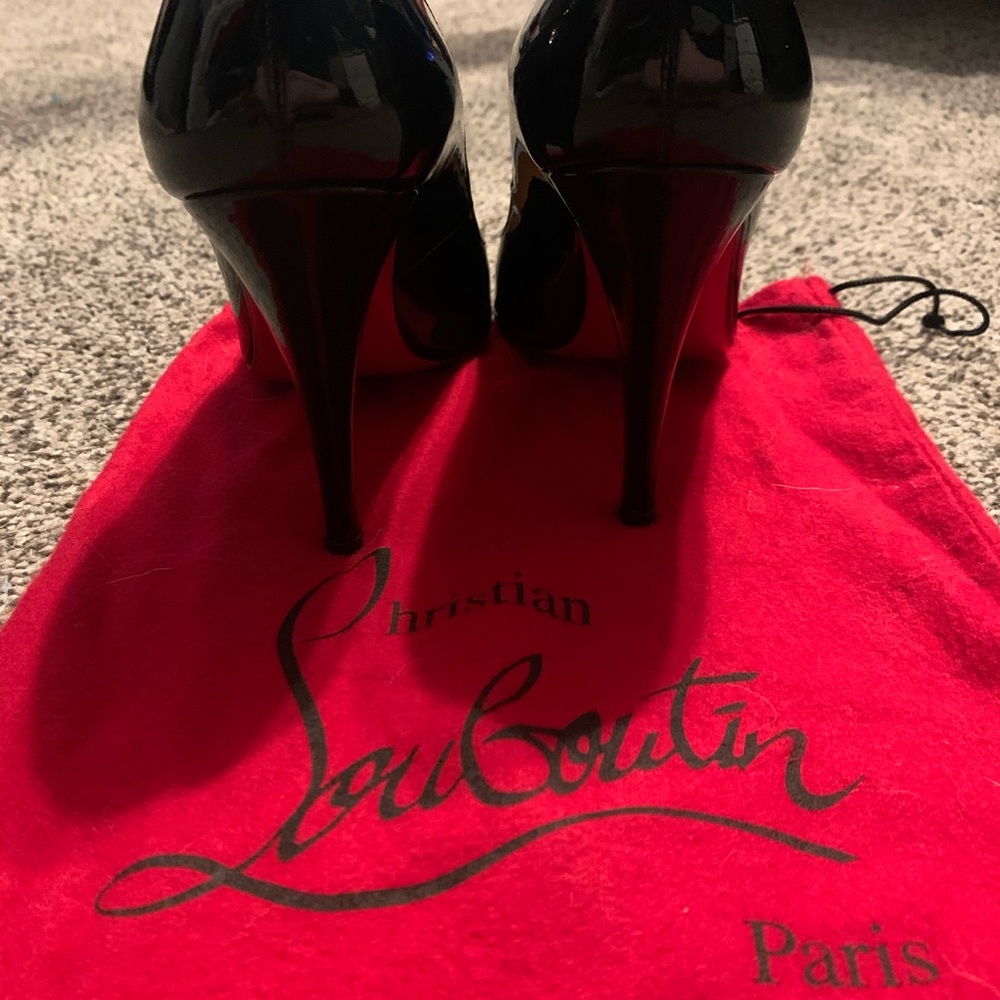 Round point patent leather